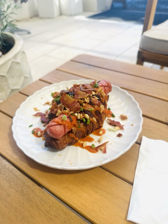 Croissant hot-dog ketchup